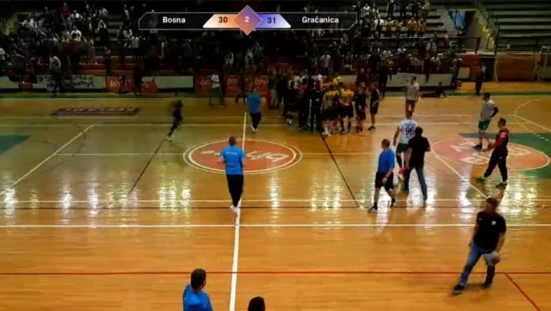Užasne scene u Visokom: Navijači Bosne utrčali na parket, tukli rukometaše iz Gračanice