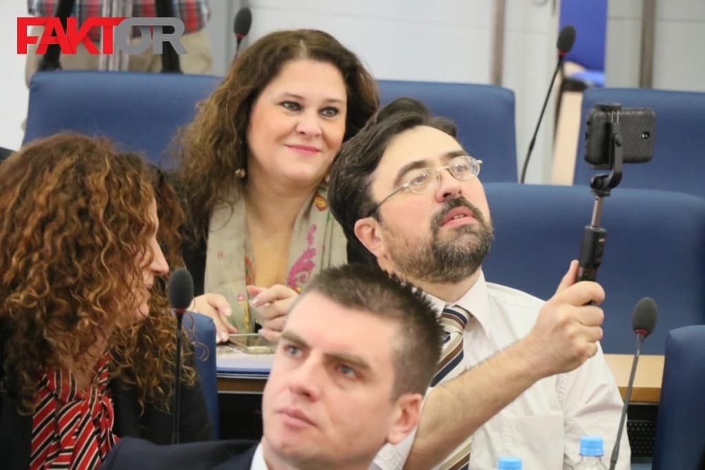 Nikšićeva demokratska praksa: Ako niste glasali za mene, obratite se svojim zastupnicima!