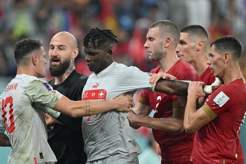Milenković izgubio živce pa nasrnuo na Xhaku, nastao haos na terenu