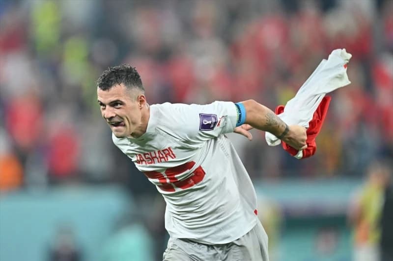 Tvrde da je Xhaka psovao majku fudbalerima Srbije, a "dotukao" ih dresom Jašarija