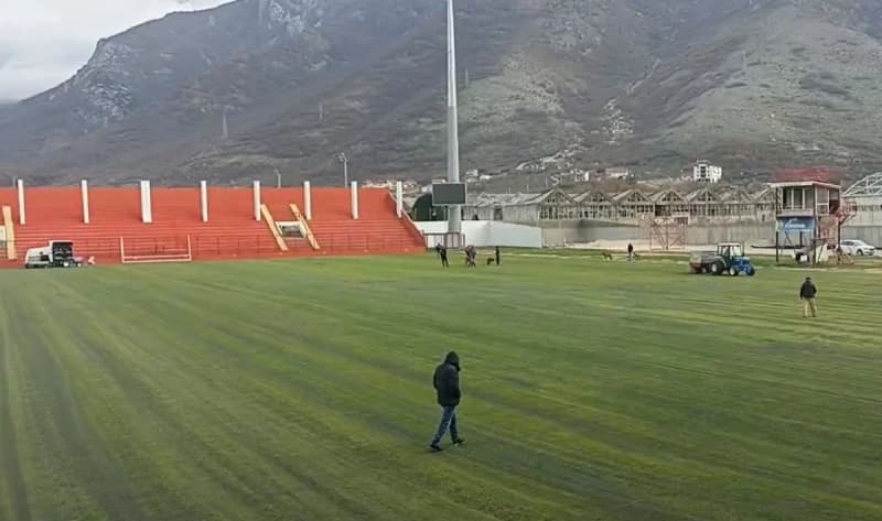 Ispravljaju se neravnine na terenu Veležovog stadiona