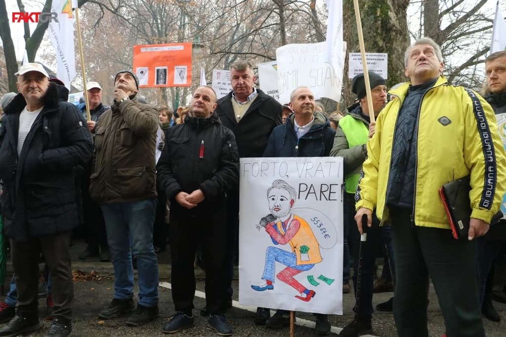 Protesti radnika ispred zgrade Vlade KS, zahtjeve ima osam sindikata: "Forto, vrati pare"