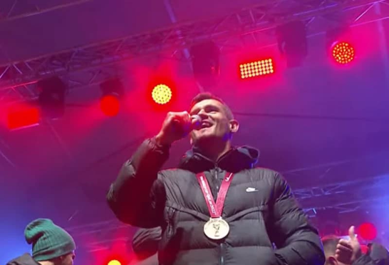 Ne može bez Thompsona: Lovren u Zagrebu poveo 80.000 navijača da pjevaju "Herceg-Bosno, srce ponosno"