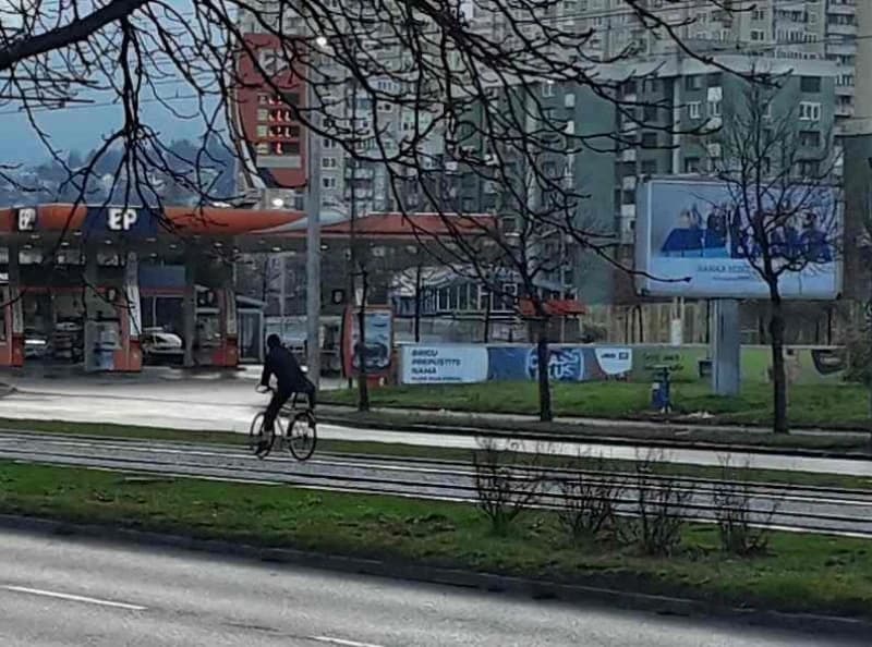 Biciklista na tramvajskoj pruzi 