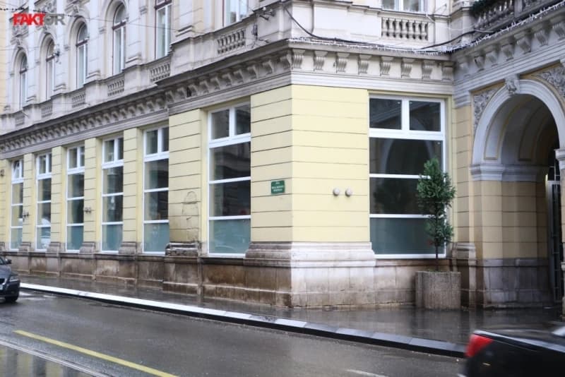 Oglasili se iz EU-a: Bijeli prozori na zgradi Vječna vatra su drveni, planove su odobrile vlasti Federacije i KS