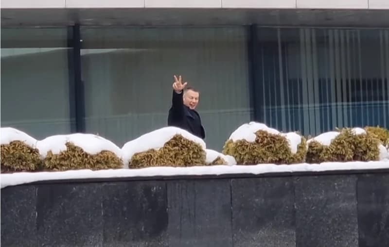 Novi ministar sigurnosti BiH Nešić ispred zgrade Parlamenta BiH pokazuje tri prsta