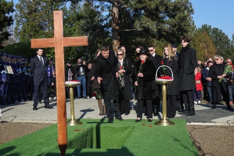Neutješna Ćirina porodica: Sin Miroslav održao emotivan govor, tokom sahrane pridržavao tetku Jozefinu