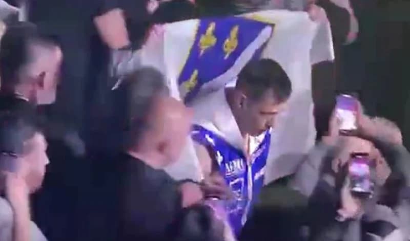 Adnan Ćatić izašao u ring ogrnut ljiljanima uz pjesmu Dine Merlina