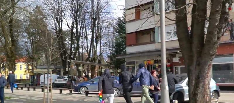 Aktivistima na Osmomartovskom maršu grupa mladića otela LGBT zastavu