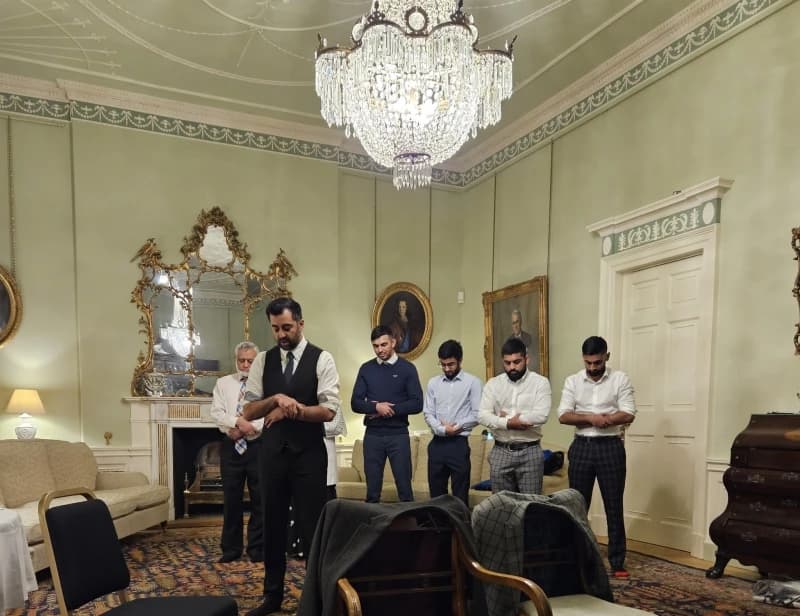 Novi škotski premijer Humza Yousaf predvodio namaz prvog dana u službenoj rezidenciji