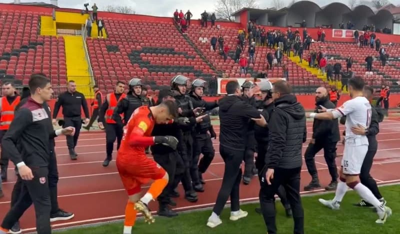Nemile scene na Tušnju: Policija spriječila fizički obračun zaštitara i trenera golmana Sarajeva