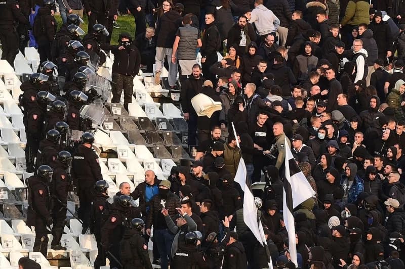 Navijači Partizana prave haos, utakmicu nemoguće igrati, policija ih s tribine istjerala pendrecima