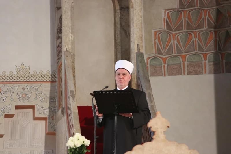 Hutba reisa Kavazovića: Neka niko ne dira u našu domovinu, neka nam stranci kuću ne uređuju, trebamo se brinuti o sebi