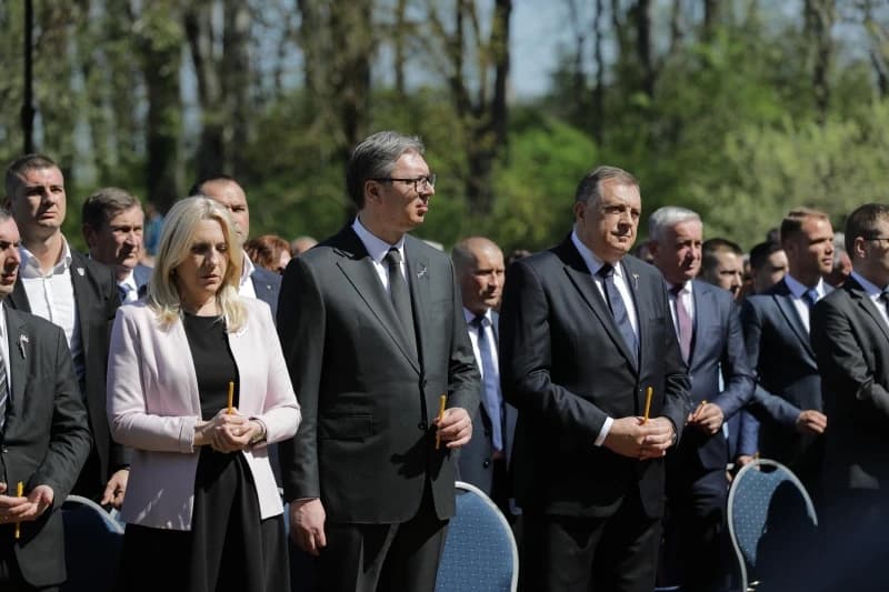 Dodik opet negirao genocid u Srebrenici, vikao da će svi Srbi živjeti u jednoj državi, Vučić se smješkao