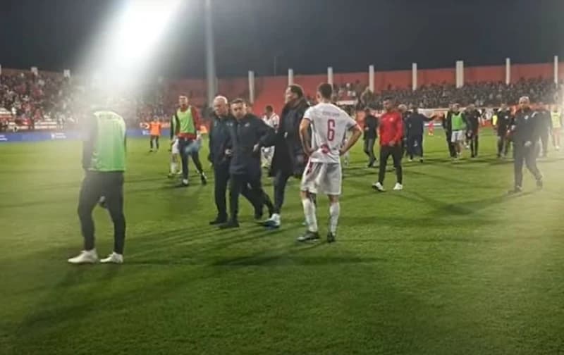 Tenzije nakon mostarskog derbija: Jusufbegovića izveli pomoćnici, psovke sa tribina