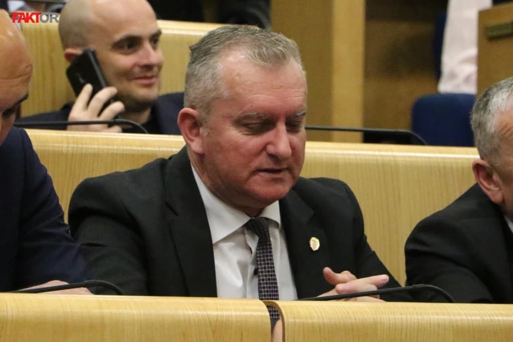 Federalni parlamentarci ne bi da odsjedaju u Sarajevu, Karamatić bi u Visoko kod piramida