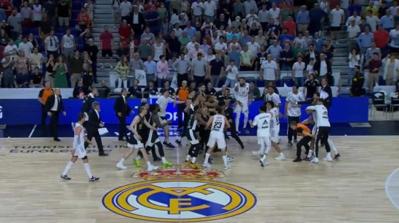 Euroliga objasnila prekid i najavila kazne za opću tuču na meču Real - Partizan