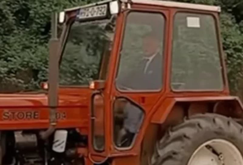 Maturant vozi traktor