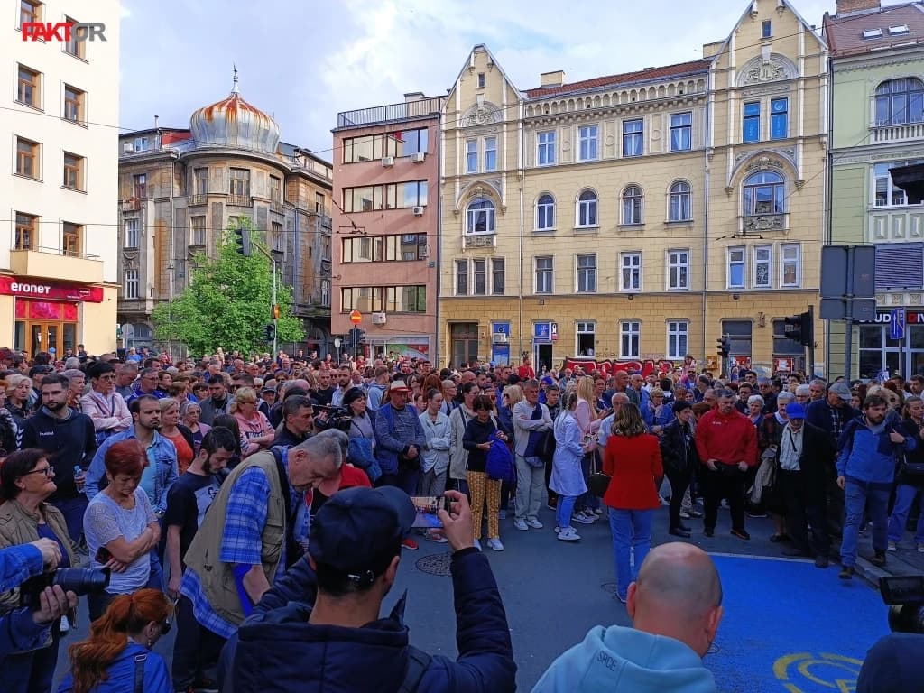 Ogroman broj građana okupio se na mjestu pogibije Azre Spahić: Ulice Sarajeva nisu sigurne