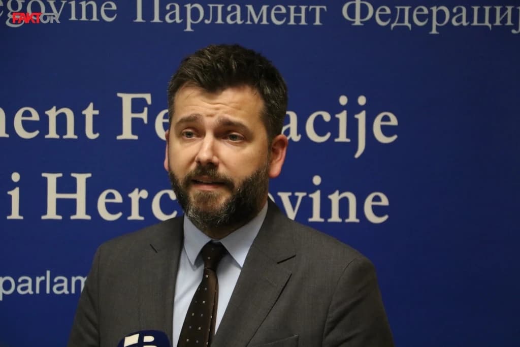 Zuhrić o mjerama: Najava obezglavljene Vlade KS suluda, neki berberovići će i dalje voziti pijani i duplo brže