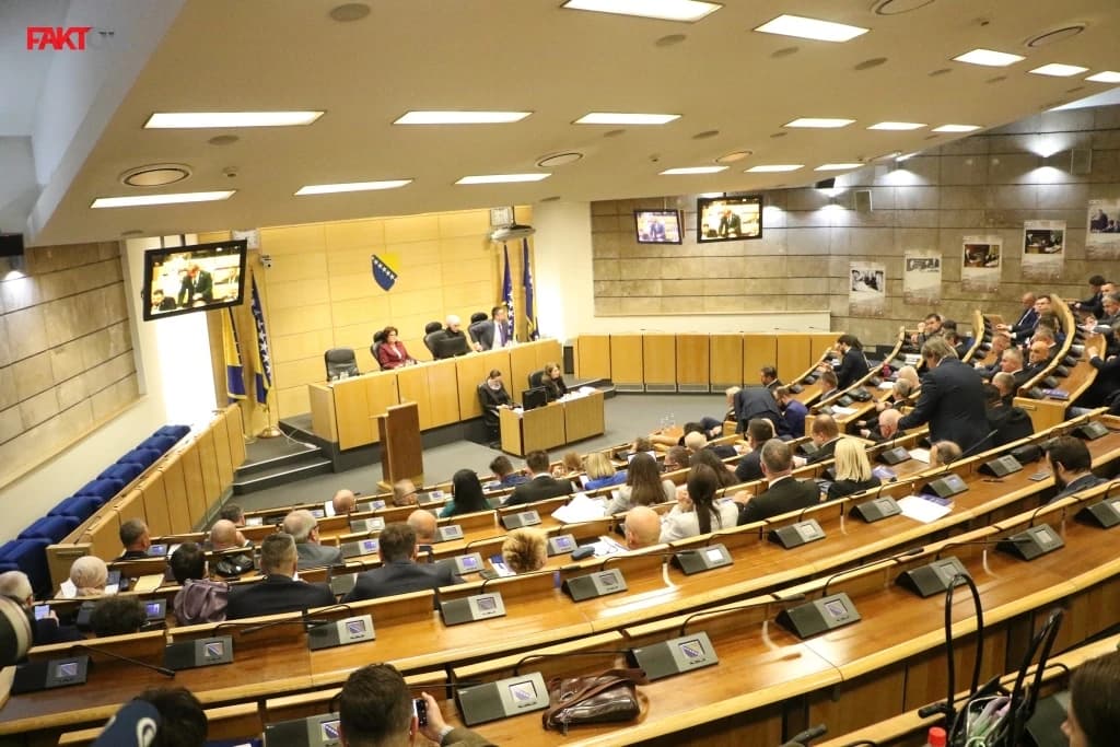 Parlament FBiH na "odmoru" otkako su uz Schmidtovu pomoć izabrali Vladu: Sjednica nema, imaju li "Trojka" i HDZ većinu?