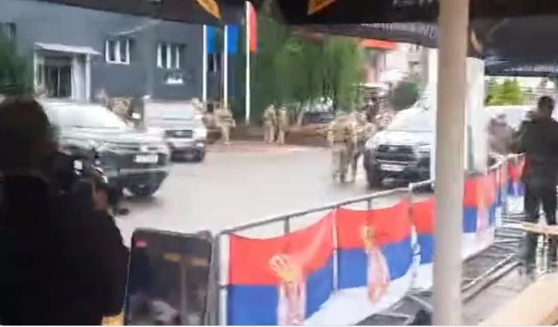 RTV Kosovo objavio snimak: Lokalni Srbi u Leposaviću napali novinarske ekipe