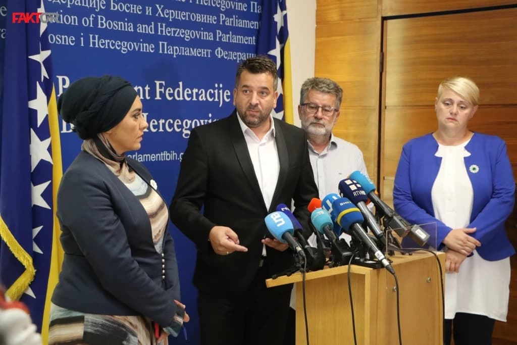 Zašto članovi SDA, SBiH, DF-a i NES-a nisu došli na sjednicu, koga "Trojka" i HDZ žele izbaciti iz Komisije?
