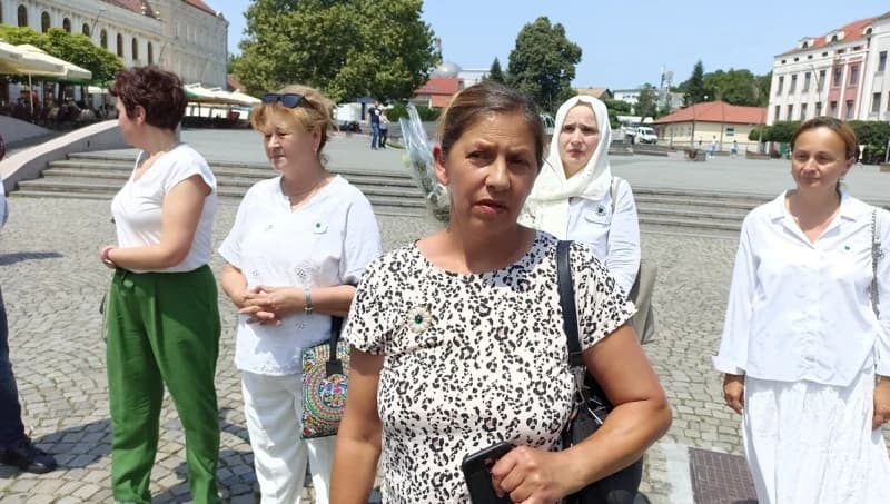 Resula Kugubić na Trgu žrtava genocida u Srebrenici