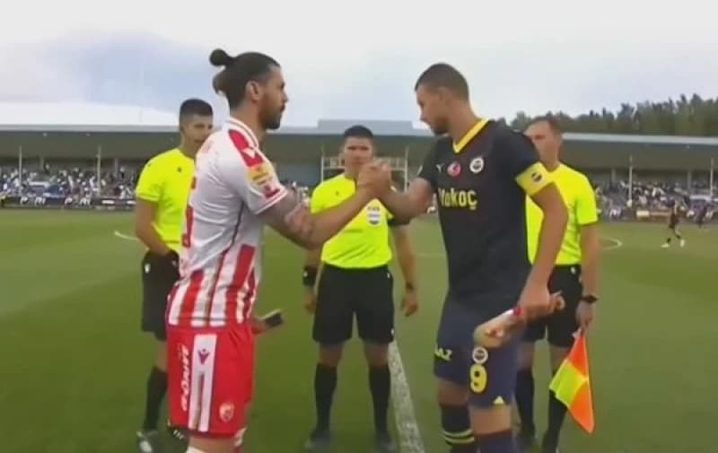 Džeko kapiten, stadionom odjekuje "Kosovo - Srbija", navijači vrijeđaju Dijamanta