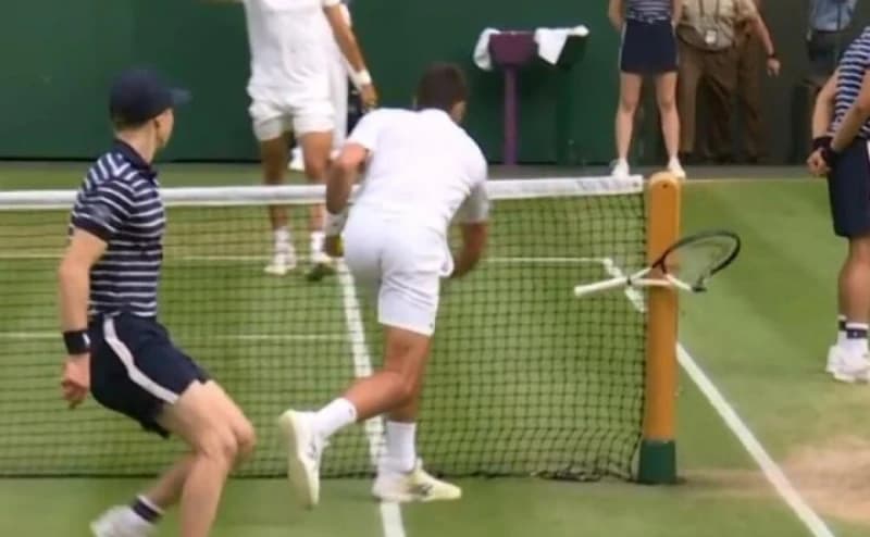 Novak Đoković razbio reket, "nagrađen" zvižducima sa tribina