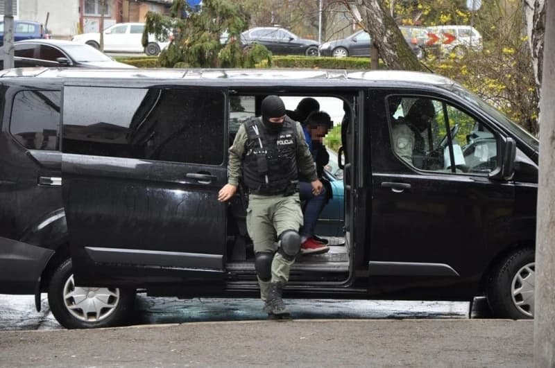 U toku pretresi u Zenici i Kaknju, hapse se i korumpirani policajci, na meti 20 osoba