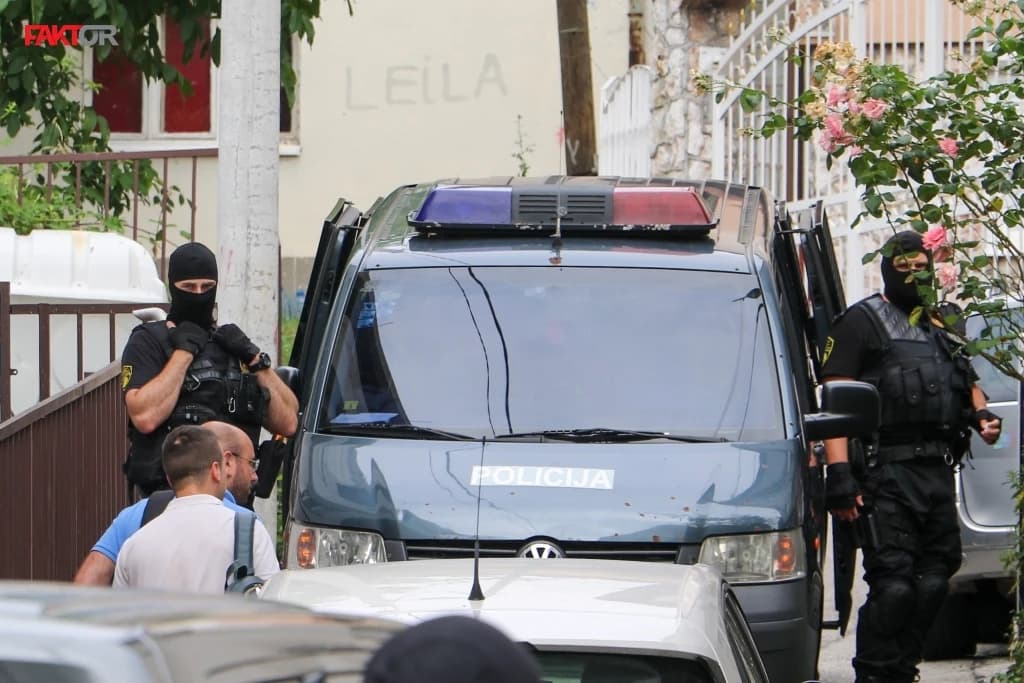 Traju pretresi u Sarajevu, pogledajte šta je zabilježio fotoreporter Faktora u Jukićevoj ulici