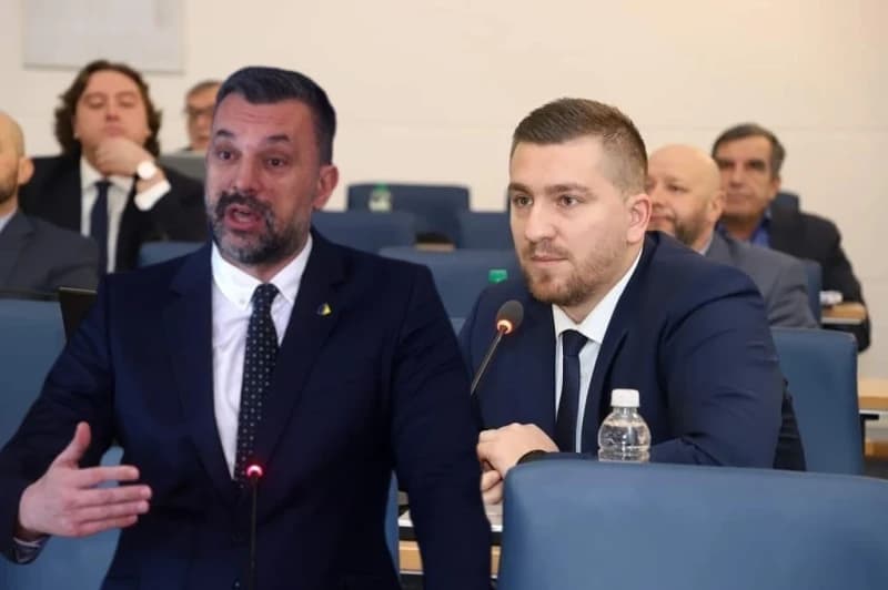 Ademović spašava obraz kod glasača, Konaković brine za koaliciju: Opoziv Mandića kao odmjeravanje snaga u NiP-u