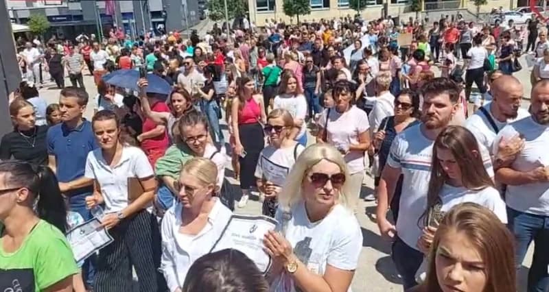 Stotine građana na ulicama Gradačca protestuju zbog monstruoznih ubistava