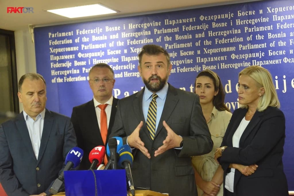 Gratz predlaže: Femicid kao krivično djelo, da se uvede doživotna kazna zatvora, ko ne može platiti umjesto odlaska u zatvor...