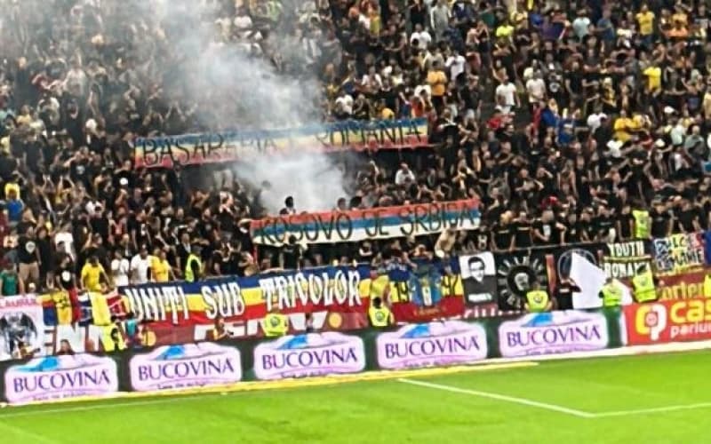 Navijači podigli transparent "Kosovo je Srbija", odmah prekinut meč Rumunija - Kosovo