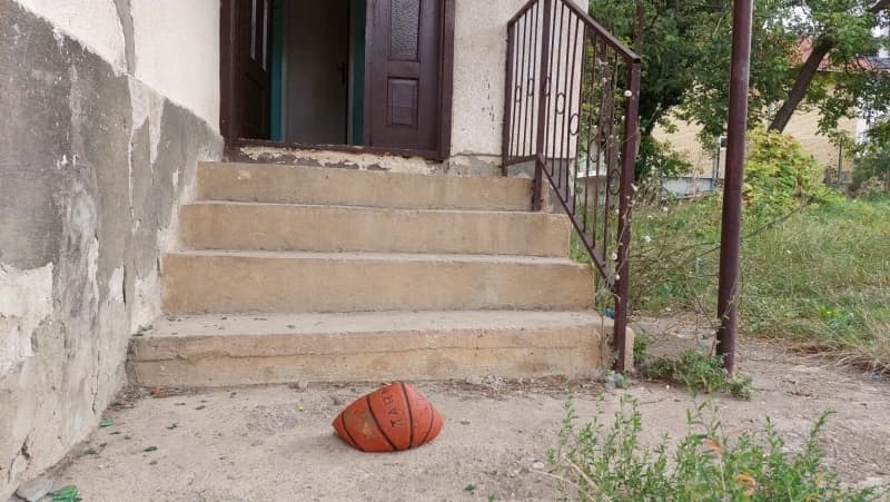 Lopta pred ulaznim vratima kuće