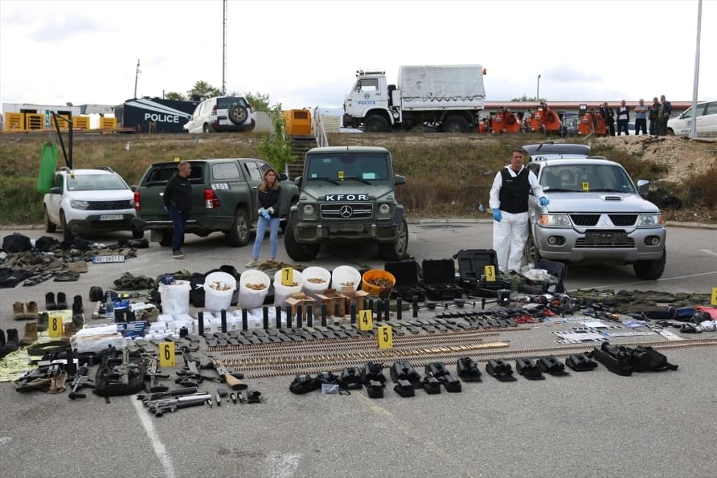 Policija Kosova pokazala zaplijenjeni arsenal oružja dan nakon napada u selu Banjska