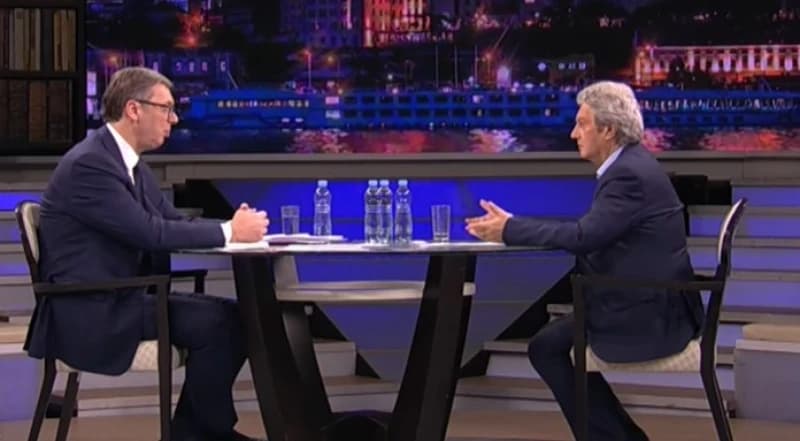 Pogledajte bizarnu scenu kako se novinar ulizuje Vučiću