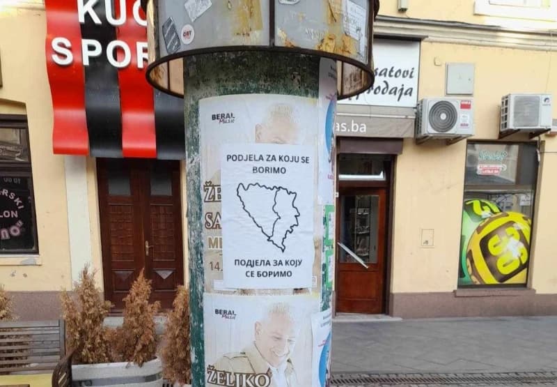 Plakat u blizini Kapije
