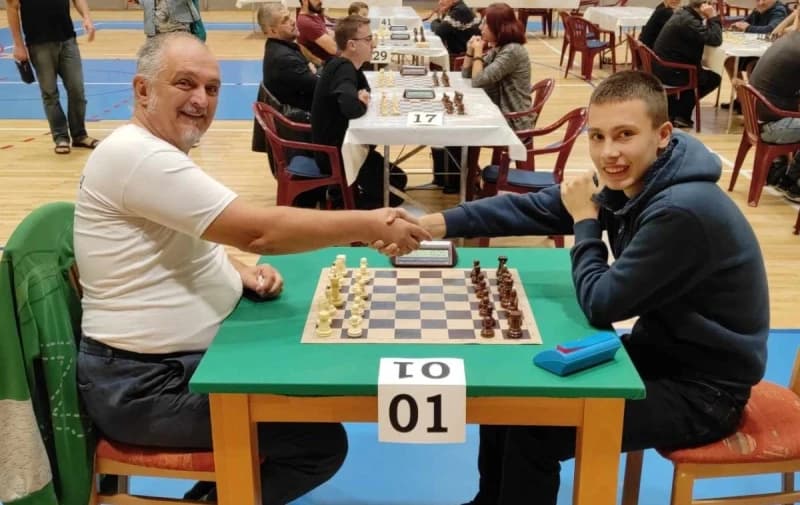 Sjajni Muhamed Šišić peti u Požegi, u leđa mu gledaju trojica velemajstora