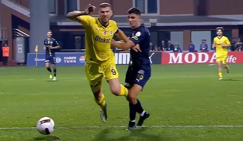 Edin Džeko nakon gola, izborio i penal koji je podijelio navijače