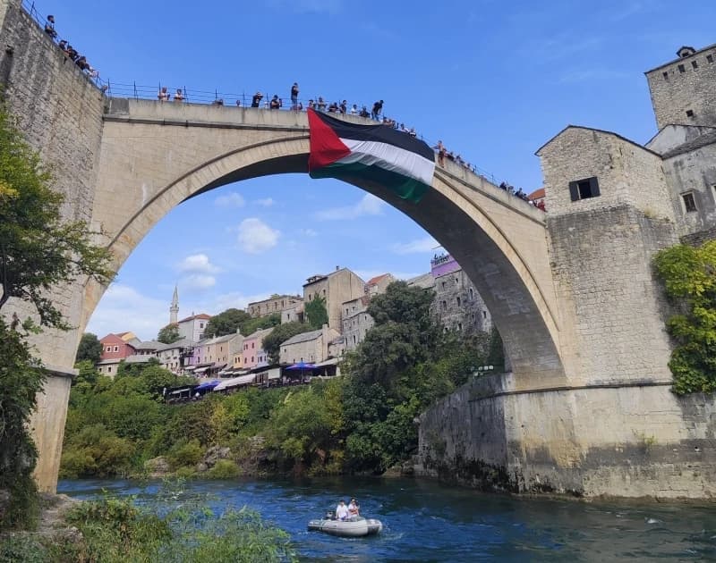 Mostar: Zastave Palestine i skok podrške sa Starog mosta