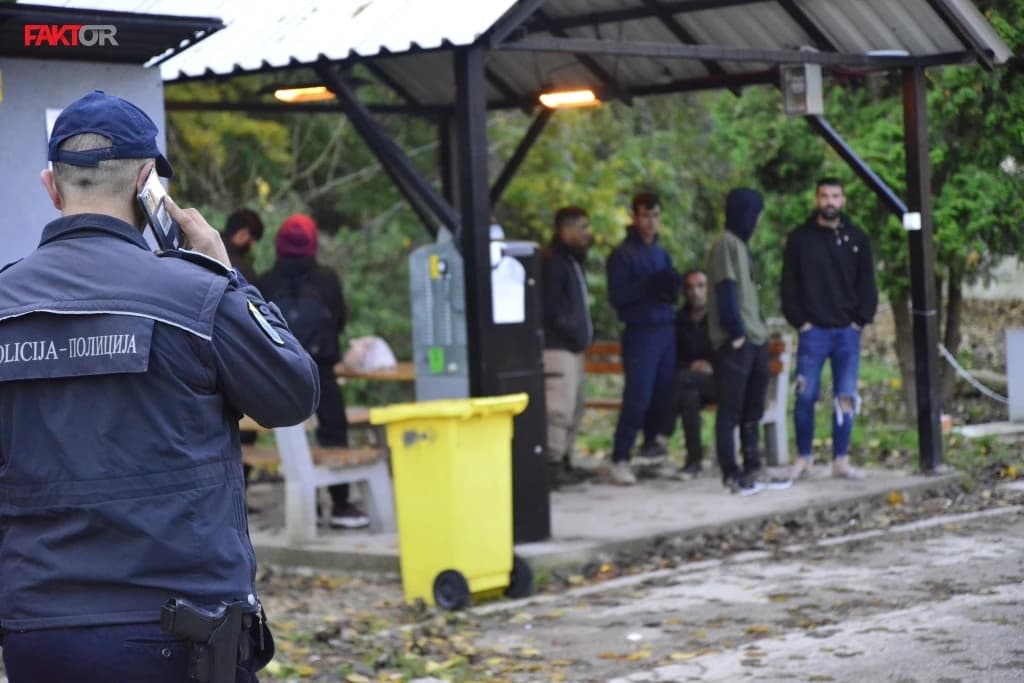 Oko 300 policajaca upalo u migrantski centar Blažuj, u toku racija