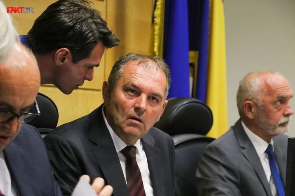 Parlament FBiH se i dalje bavi sobom, zgrada prokišnjava, pa je Martinović najavio da će se obratiti i Schmidtu