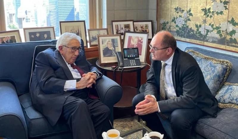 Schmidt se divi i odaje počast Kissingeru, koji je zagovarao podjelu Bosne i Hercegovine