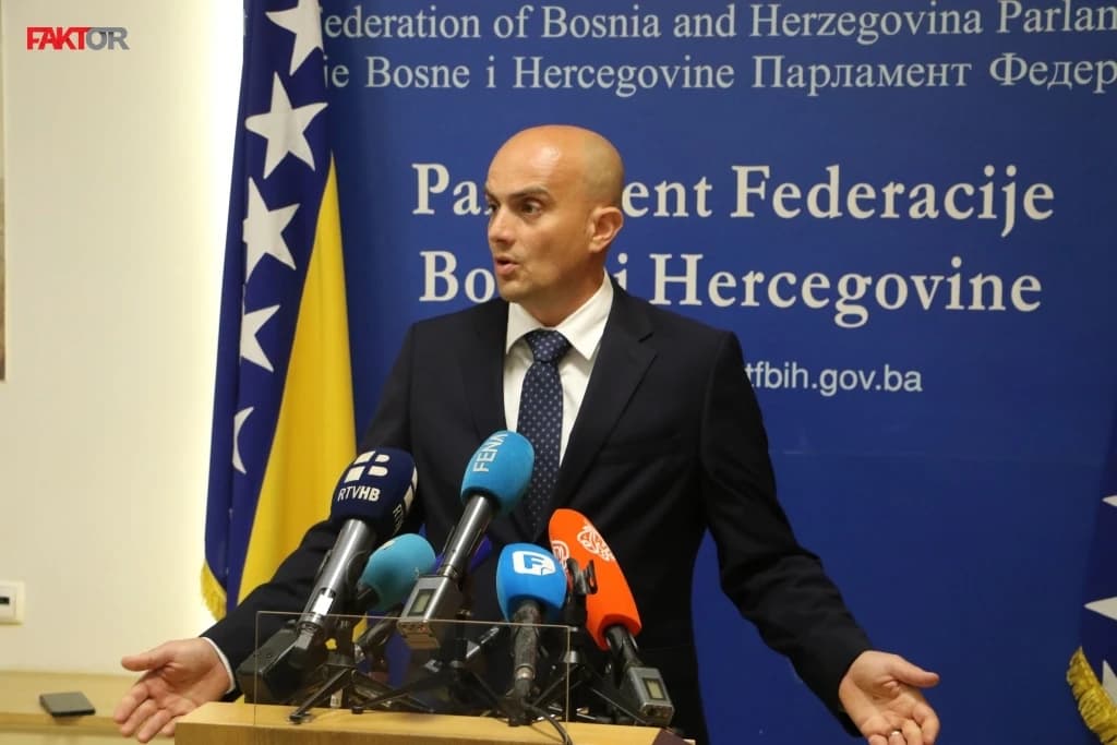 Raguž: Prišao mi je čovjek i rekao da 25 mjeseci u FBiH čeka na penziju, od čega ti ljudi žive
