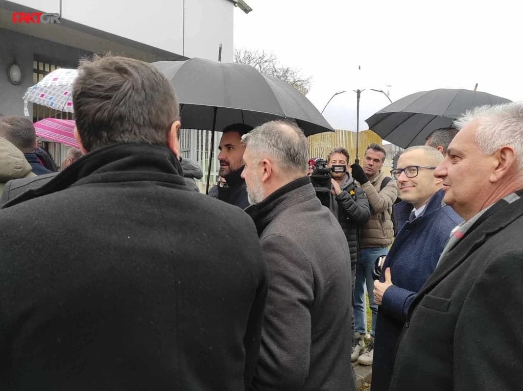 Cvijanović, Višković, Košarac...: Pola SNSD-a se sjatilo ispred Suda BiH da podrže optuženika Dodika