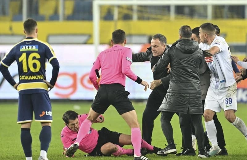 Skandal u Turskoj: Predsjednik Ankaragučua utrčao na teren i nokautirao sudiju!