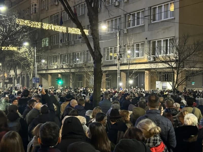Protest u Beogradu, zabilježeni i neredi, lideri opozicije najavili štrajk glađu